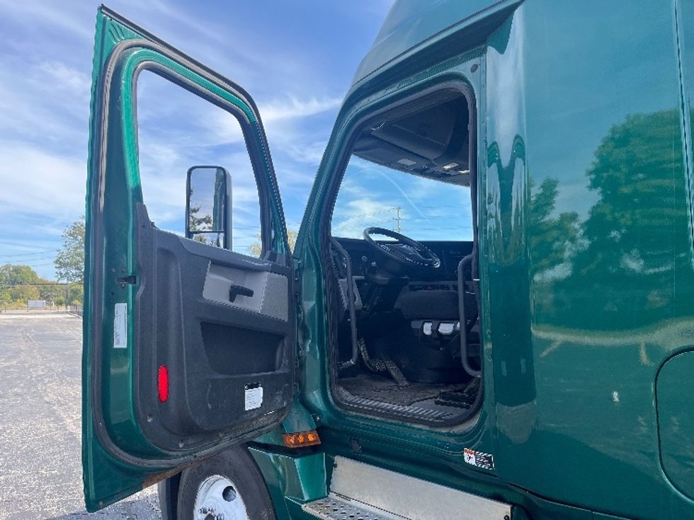 Sleeper Tractor-Heavy Duty Tractors-Freightliner-2019-T12664ST-Mississauga-ON-734,866\n\t\tkm-$ 64,750 - Image 9