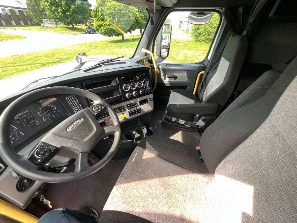 Sleeper Tractor-Heavy Duty Tractors-Freightliner-2019-T12664ST-Mississauga-ON-827,000\n\t\tkm-$ 78,250 - Image 10