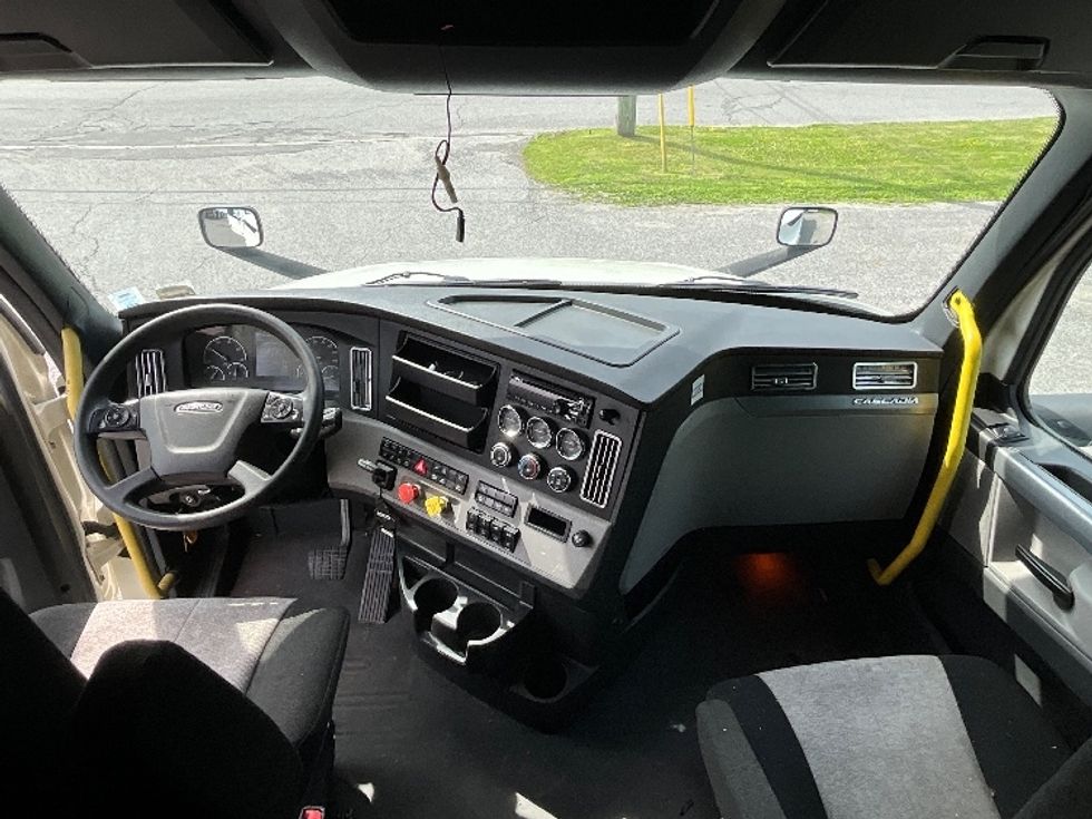 Sleeper Tractor-Heavy Duty Tractors-Freightliner-2019-T12664ST-Mississauga-ON-827,000\n\t\tkm-$ 78,250 - Image 12