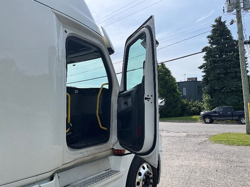 Sleeper Tractor-Heavy Duty Tractors-Freightliner-2019-T12664ST-Mississauga-ON-827,000\n\t\tkm-$ 78,250 - Image 13