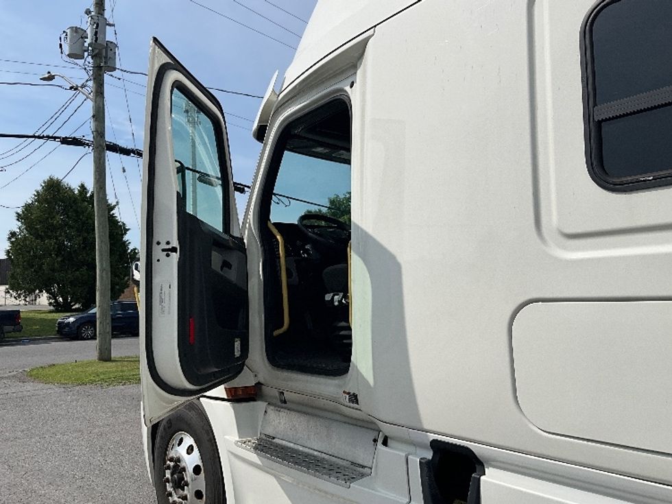 Sleeper Tractor-Heavy Duty Tractors-Freightliner-2019-T12664ST-Mississauga-ON-827,000\n\t\tkm-$ 78,250 - Image 9