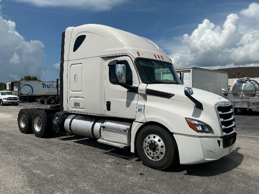 Sleeper Tractor-Heavy Duty Tractors-Freightliner-2019-T12664ST-Mobile-AL-643,591\n\t\tmiles-$ 50,750 - Image 1