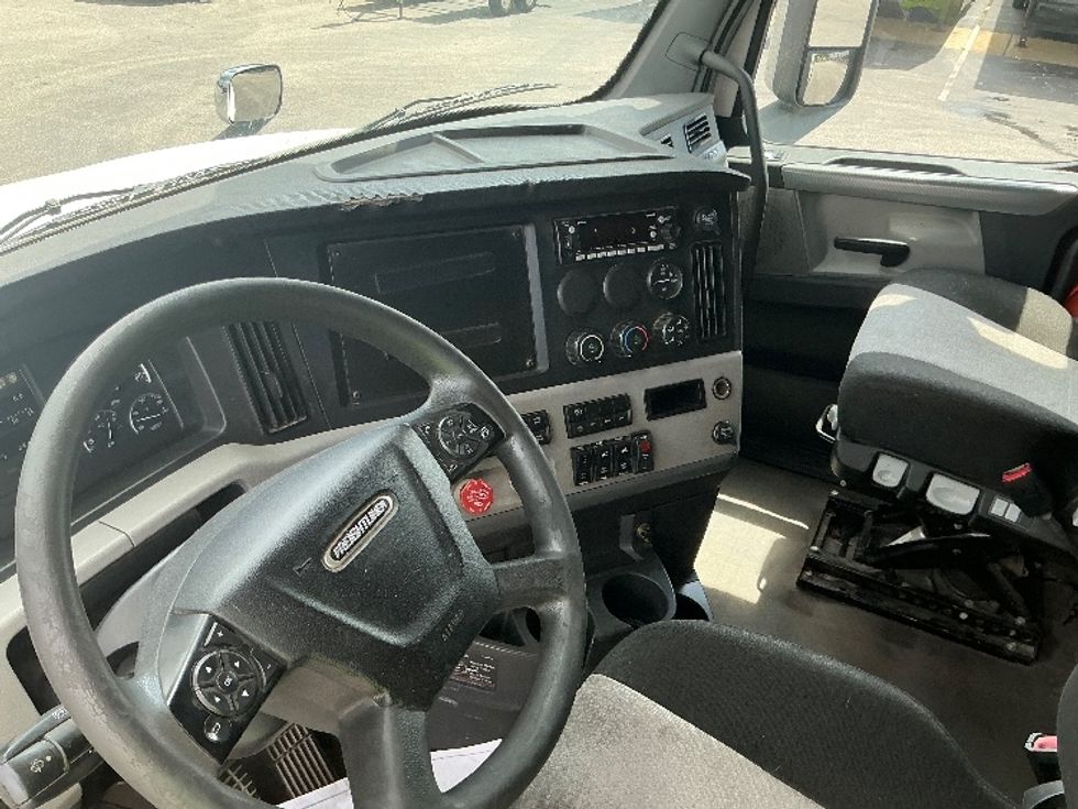 Sleeper Tractor-Heavy Duty Tractors-Freightliner-2019-T12664ST-Mobile-AL-643,591\n\t\tmiles-$ 50,750 - Image 10