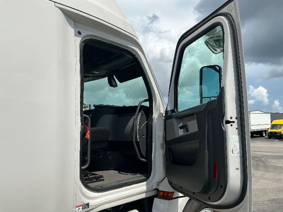 Sleeper Tractor-Heavy Duty Tractors-Freightliner-2019-T12664ST-Mobile-AL-643,591\n\t\tmiles-$ 50,750 - Image 13