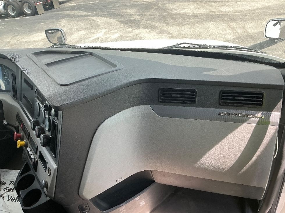 Sleeper Tractor-Heavy Duty Tractors-Freightliner-2019-T12664ST-Mobile-AL-643,591\n\t\tmiles-$ 50,750 - Image 14