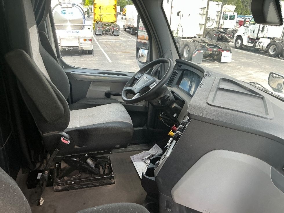 Sleeper Tractor-Heavy Duty Tractors-Freightliner-2019-T12664ST-Mobile-AL-643,591\n\t\tmiles-$ 50,750 - Image 15