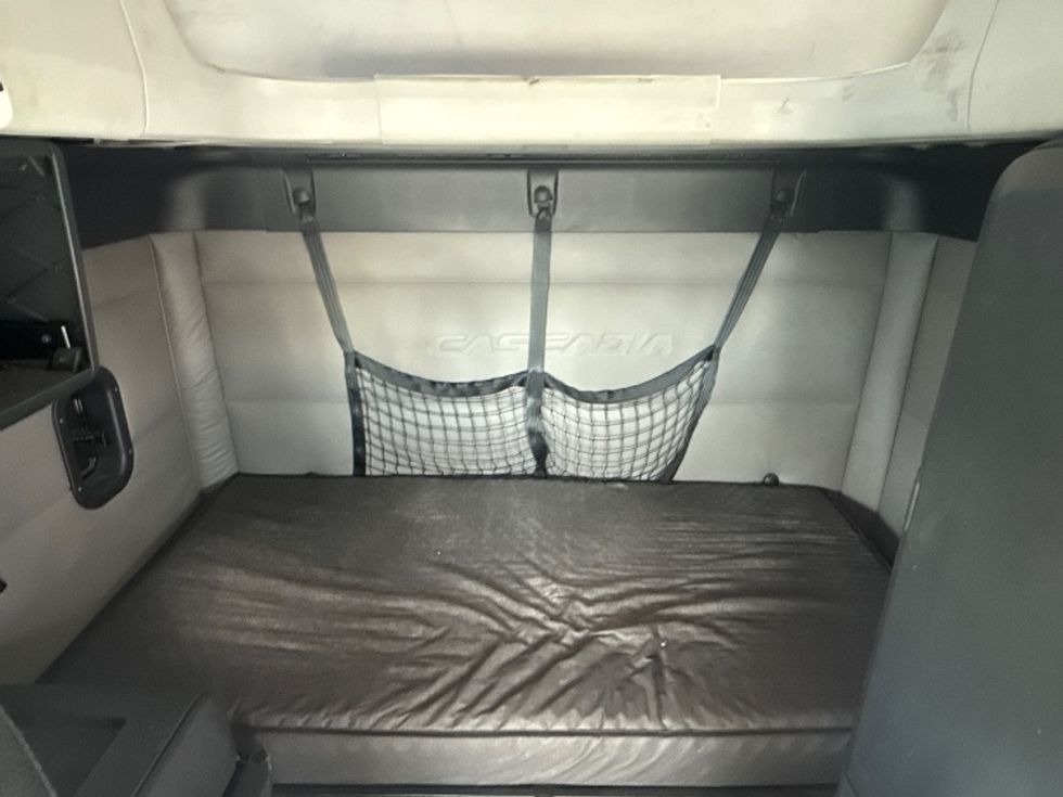 Sleeper Tractor-Heavy Duty Tractors-Freightliner-2019-T12664ST-Mobile-AL-643,591\n\t\tmiles-$ 50,750 - Image 16