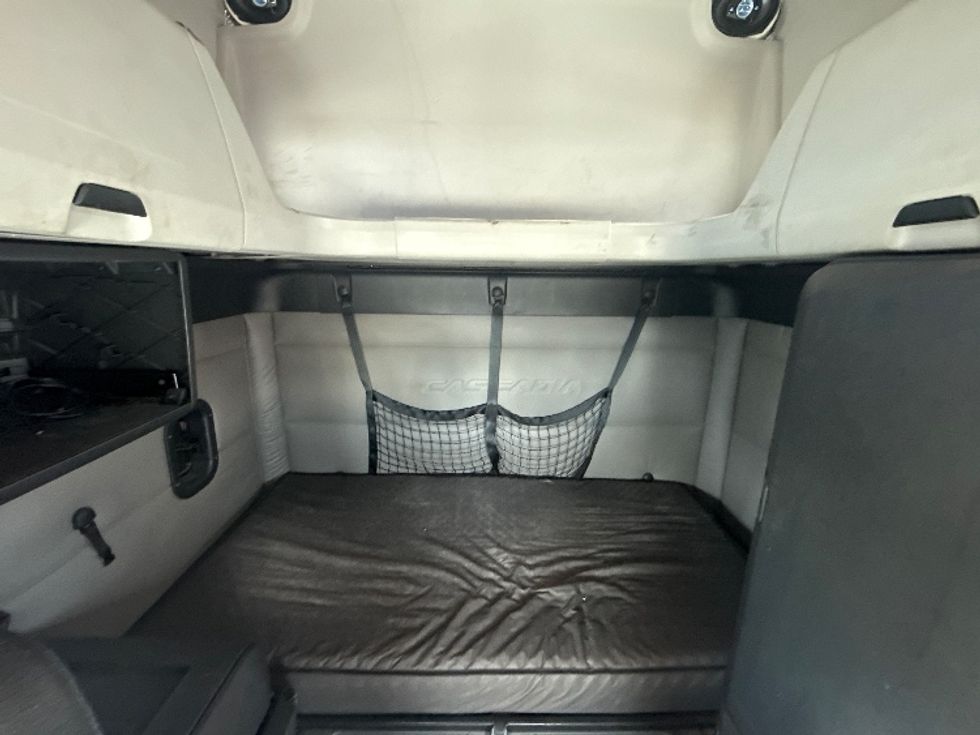 Sleeper Tractor-Heavy Duty Tractors-Freightliner-2019-T12664ST-Mobile-AL-643,591\n\t\tmiles-$ 50,750 - Image 17