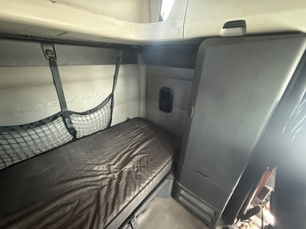 Sleeper Tractor-Heavy Duty Tractors-Freightliner-2019-T12664ST-Mobile-AL-643,591\n\t\tmiles-$ 50,750 - Image 18