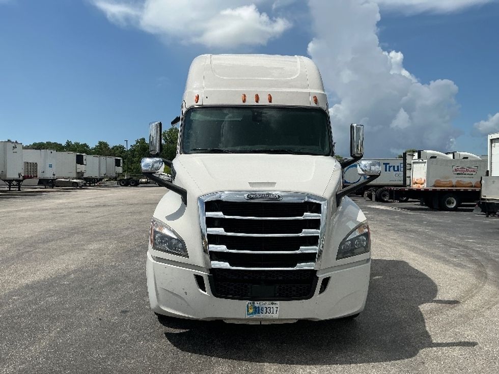 Sleeper Tractor-Heavy Duty Tractors-Freightliner-2019-T12664ST-Mobile-AL-643,591\n\t\tmiles-$ 50,750 - Image 2