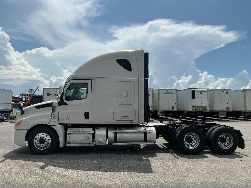 Sleeper Tractor-Heavy Duty Tractors-Freightliner-2019-T12664ST-Mobile-AL-643,591\n\t\tmiles-$ 50,750 - Image 4