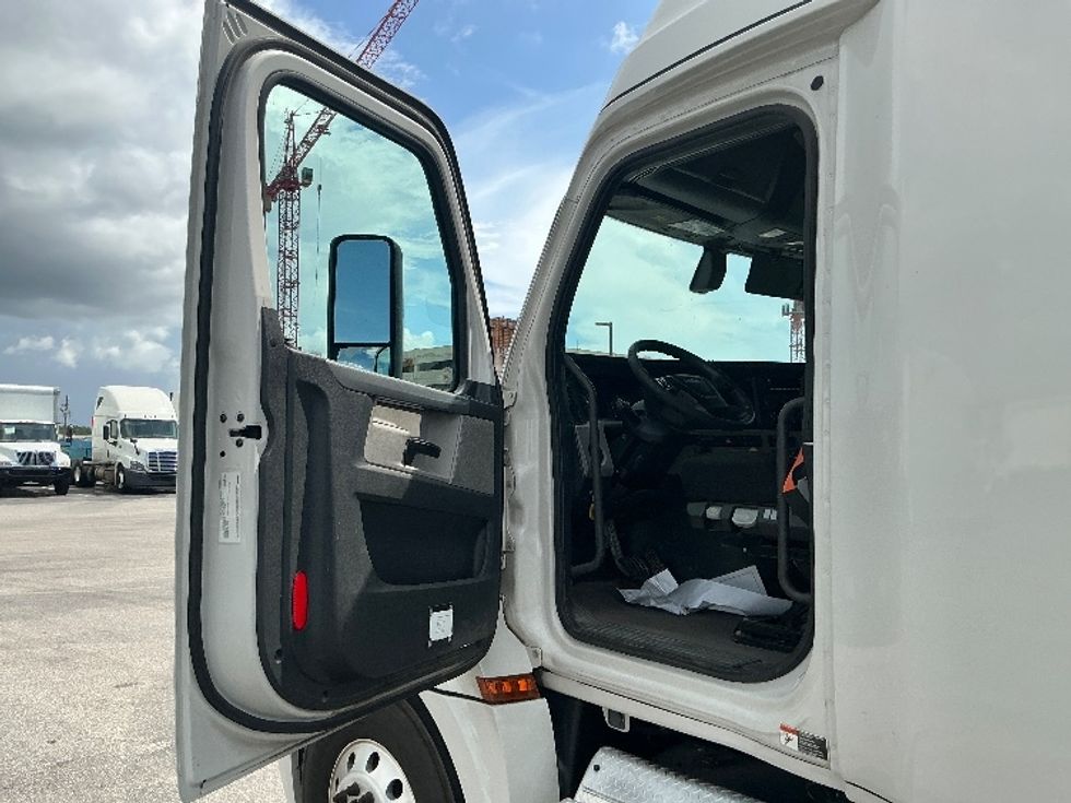 Sleeper Tractor-Heavy Duty Tractors-Freightliner-2019-T12664ST-Mobile-AL-643,591\n\t\tmiles-$ 50,750 - Image 9