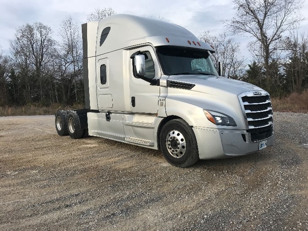 Sleeper Tractor-Heavy Duty Tractors-Freightliner-2019-T12664ST-Morristown-TN-556,747\n\t\tmiles-$ 51,750 - Image 1