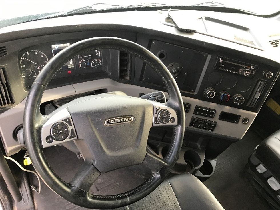 Sleeper Tractor-Heavy Duty Tractors-Freightliner-2019-T12664ST-Morristown-TN-556,747\n\t\tmiles-$ 51,750 - Image 10