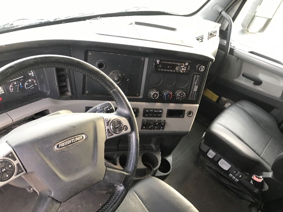 Sleeper Tractor-Heavy Duty Tractors-Freightliner-2019-T12664ST-Morristown-TN-556,747\n\t\tmiles-$ 51,750 - Image 11