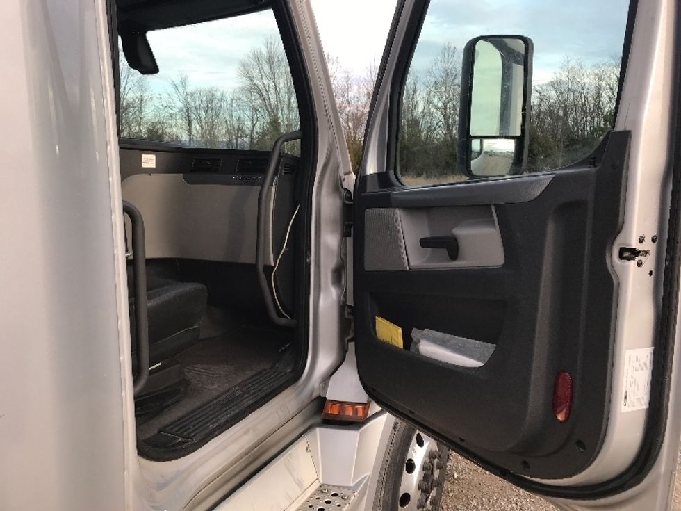 Sleeper Tractor-Heavy Duty Tractors-Freightliner-2019-T12664ST-Morristown-TN-556,747\n\t\tmiles-$ 51,750 - Image 13