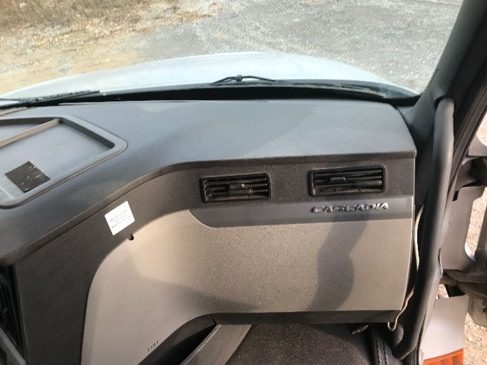 Sleeper Tractor-Heavy Duty Tractors-Freightliner-2019-T12664ST-Morristown-TN-556,747\n\t\tmiles-$ 51,750 - Image 14