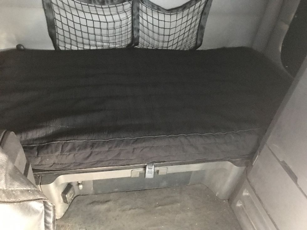 Sleeper Tractor-Heavy Duty Tractors-Freightliner-2019-T12664ST-Morristown-TN-556,747\n\t\tmiles-$ 51,750 - Image 16