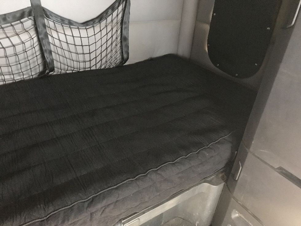 Sleeper Tractor-Heavy Duty Tractors-Freightliner-2019-T12664ST-Morristown-TN-556,747\n\t\tmiles-$ 51,750 - Image 17