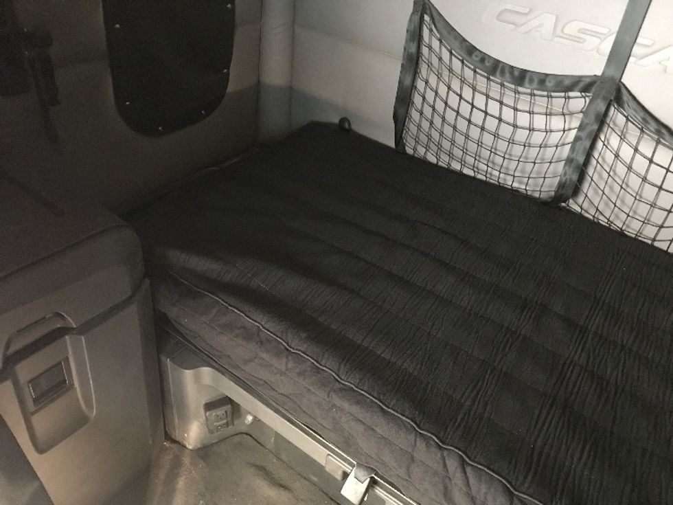 Sleeper Tractor-Heavy Duty Tractors-Freightliner-2019-T12664ST-Morristown-TN-556,747\n\t\tmiles-$ 51,750 - Image 18