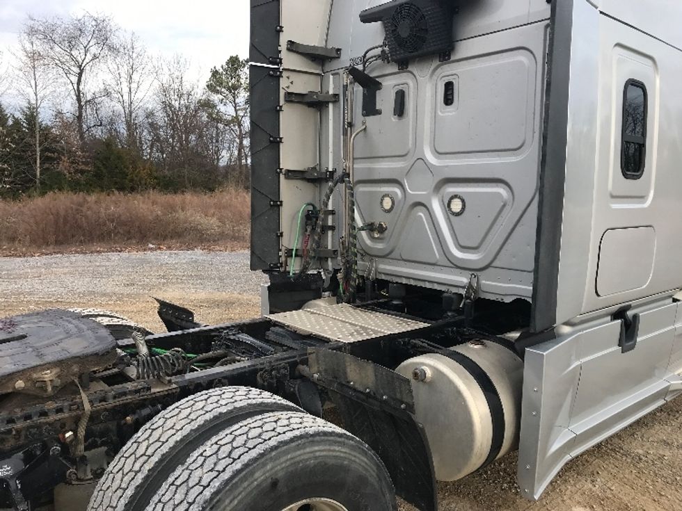 Sleeper Tractor-Heavy Duty Tractors-Freightliner-2019-T12664ST-Morristown-TN-556,747\n\t\tmiles-$ 51,750 - Image 22