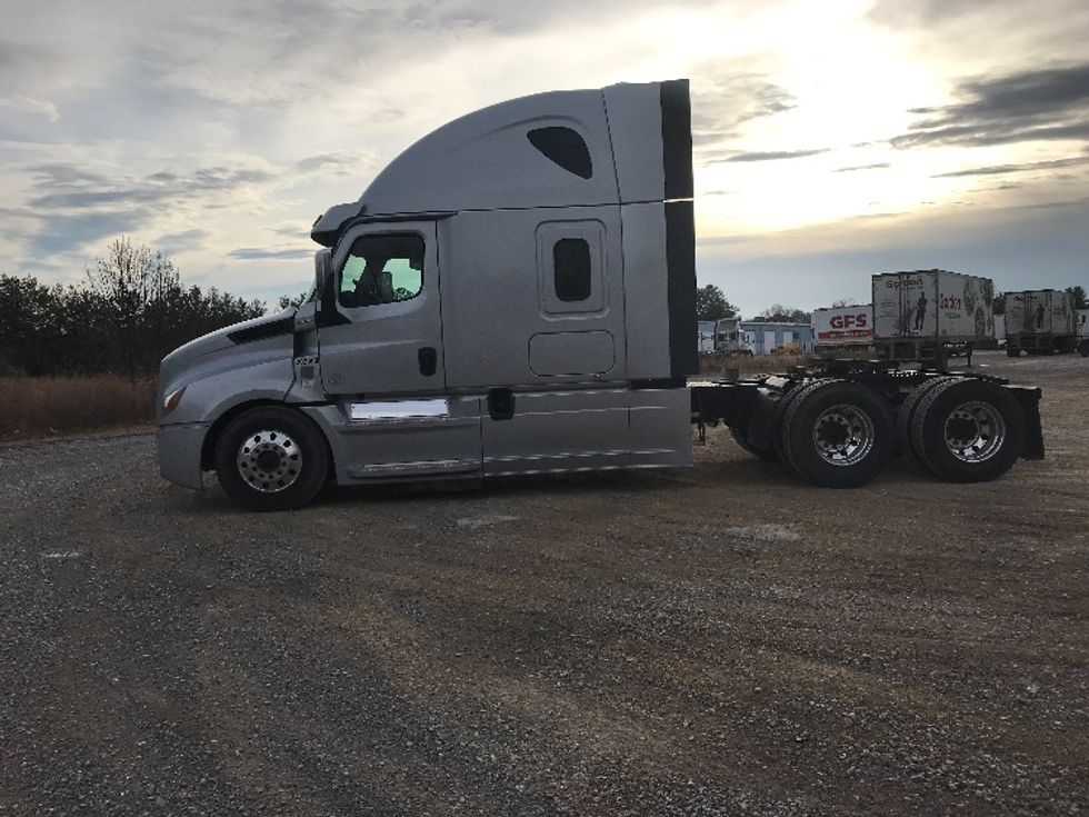 Sleeper Tractor-Heavy Duty Tractors-Freightliner-2019-T12664ST-Morristown-TN-556,747\n\t\tmiles-$ 51,750 - Image 4