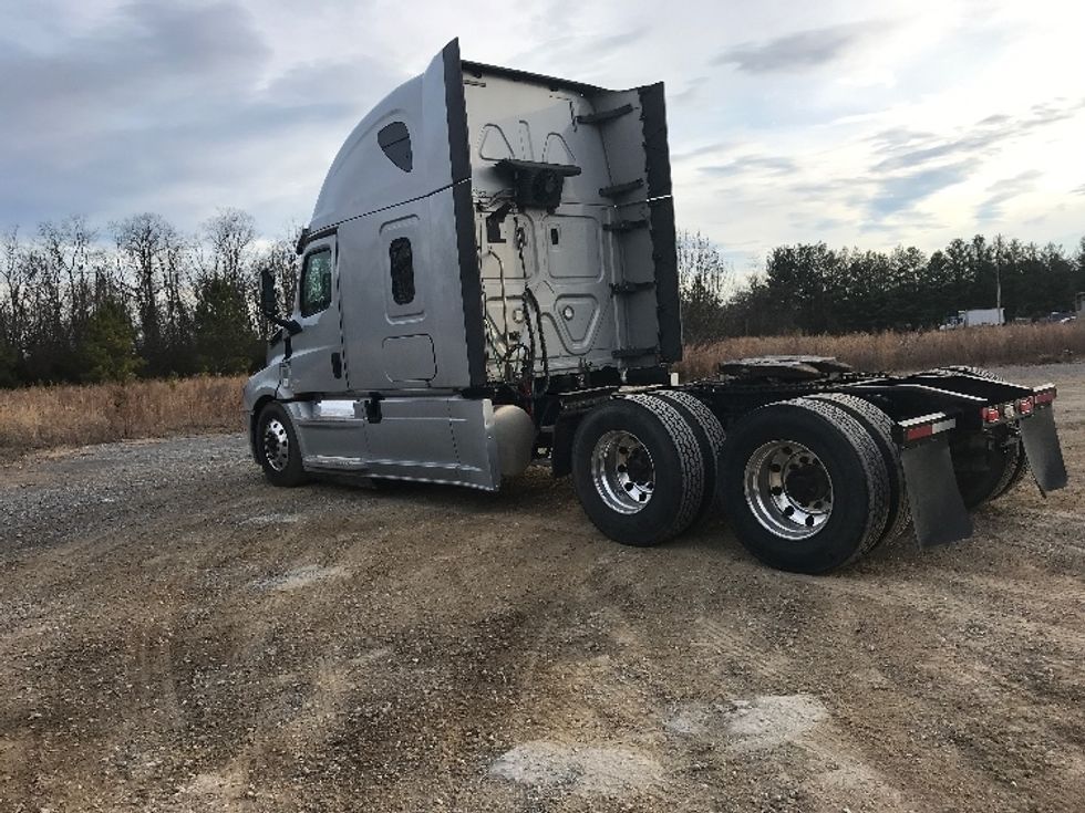 Sleeper Tractor-Heavy Duty Tractors-Freightliner-2019-T12664ST-Morristown-TN-556,747\n\t\tmiles-$ 51,750 - Image 5