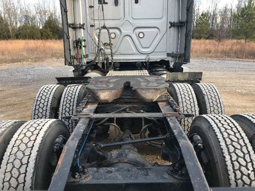 Sleeper Tractor-Heavy Duty Tractors-Freightliner-2019-T12664ST-Morristown-TN-556,747\n\t\tmiles-$ 51,750 - Image 6