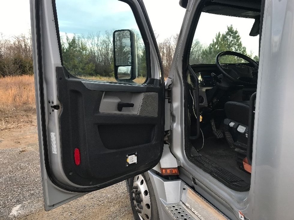 Sleeper Tractor-Heavy Duty Tractors-Freightliner-2019-T12664ST-Morristown-TN-556,747\n\t\tmiles-$ 51,750 - Image 9