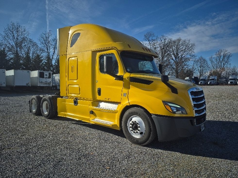 Sleeper Tractor-Heavy Duty Tractors-Freightliner-2019-T12664ST-Morristown-TN-657,232\n\t\tmiles-$ 40,250 - Image 1
