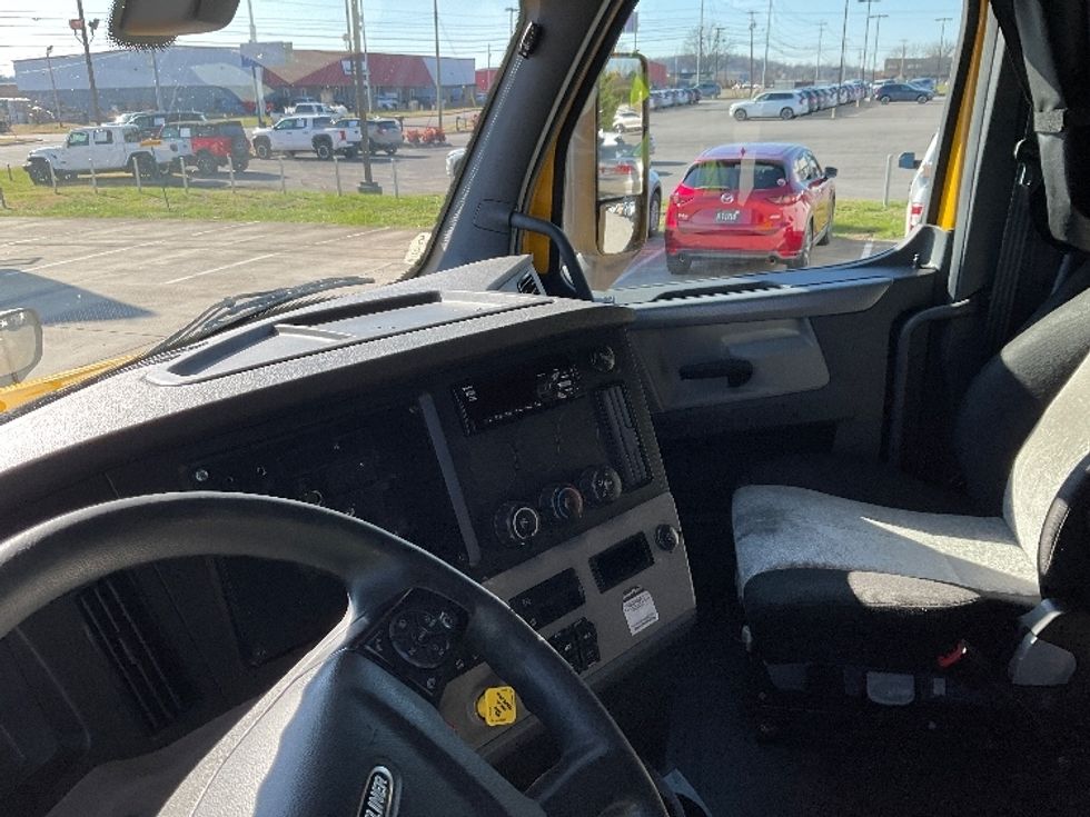 Sleeper Tractor-Heavy Duty Tractors-Freightliner-2019-T12664ST-Morristown-TN-657,232\n\t\tmiles-$ 40,250 - Image 10