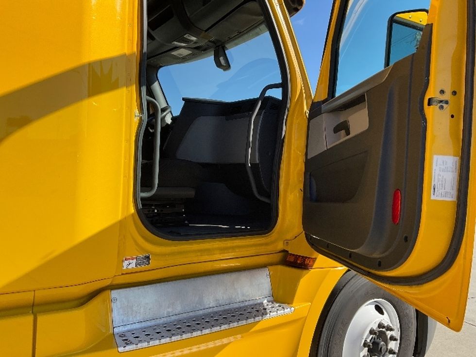 Sleeper Tractor-Heavy Duty Tractors-Freightliner-2019-T12664ST-Morristown-TN-657,232\n\t\tmiles-$ 40,250 - Image 13