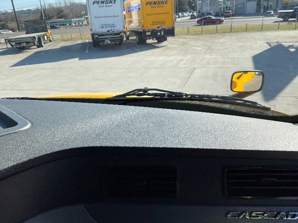 Sleeper Tractor-Heavy Duty Tractors-Freightliner-2019-T12664ST-Morristown-TN-657,232\n\t\tmiles-$ 40,250 - Image 14