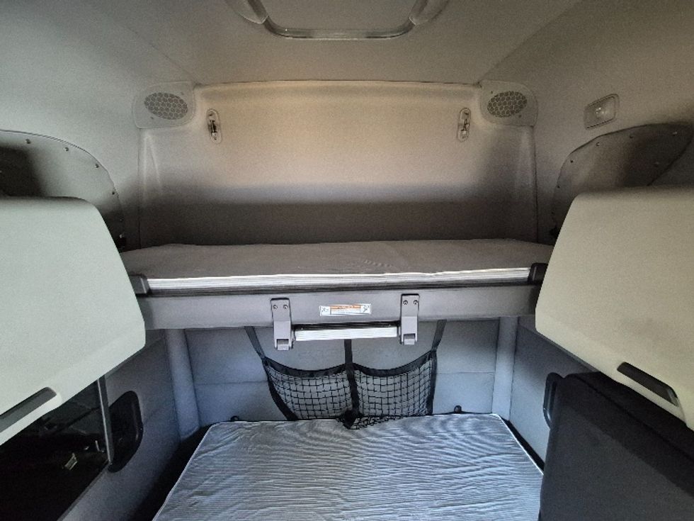 Sleeper Tractor-Heavy Duty Tractors-Freightliner-2019-T12664ST-Morristown-TN-657,232\n\t\tmiles-$ 40,250 - Image 16