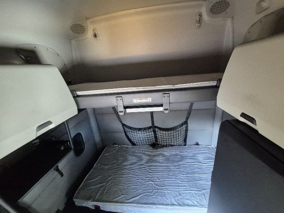 Sleeper Tractor-Heavy Duty Tractors-Freightliner-2019-T12664ST-Morristown-TN-657,232\n\t\tmiles-$ 40,250 - Image 17