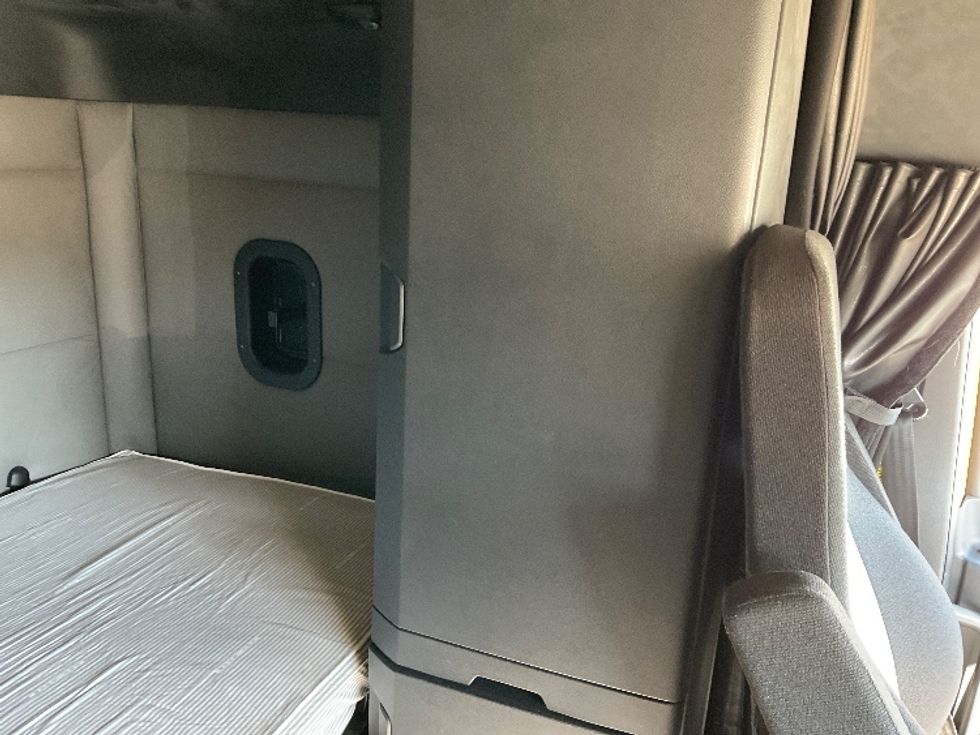 Sleeper Tractor-Heavy Duty Tractors-Freightliner-2019-T12664ST-Morristown-TN-657,232\n\t\tmiles-$ 40,250 - Image 18