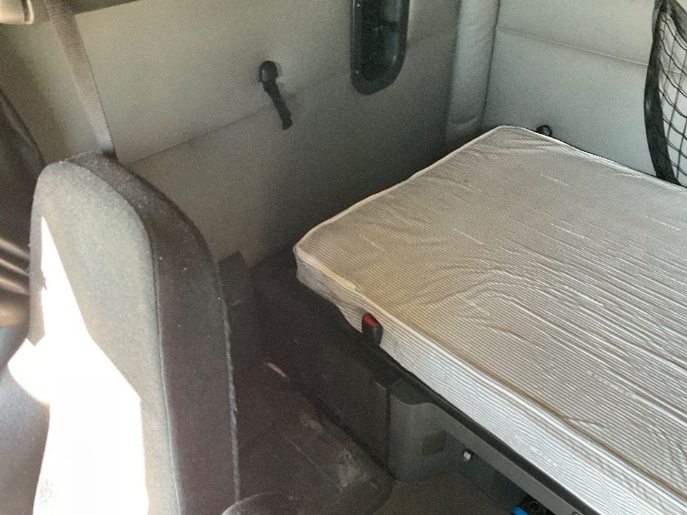 Sleeper Tractor-Heavy Duty Tractors-Freightliner-2019-T12664ST-Morristown-TN-657,232\n\t\tmiles-$ 40,250 - Image 19