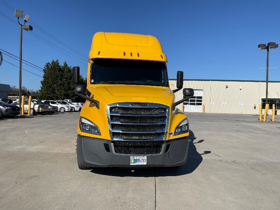 Sleeper Tractor-Heavy Duty Tractors-Freightliner-2019-T12664ST-Morristown-TN-657,232\n\t\tmiles-$ 40,250 - Image 2
