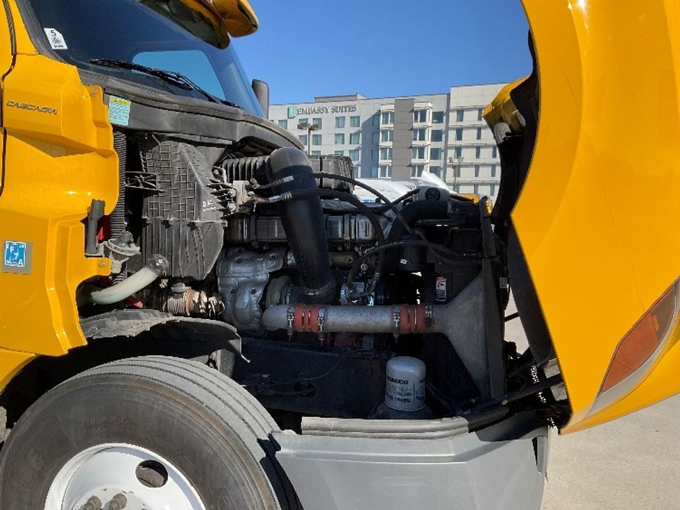 Sleeper Tractor-Heavy Duty Tractors-Freightliner-2019-T12664ST-Morristown-TN-657,232\n\t\tmiles-$ 40,250 - Image 20