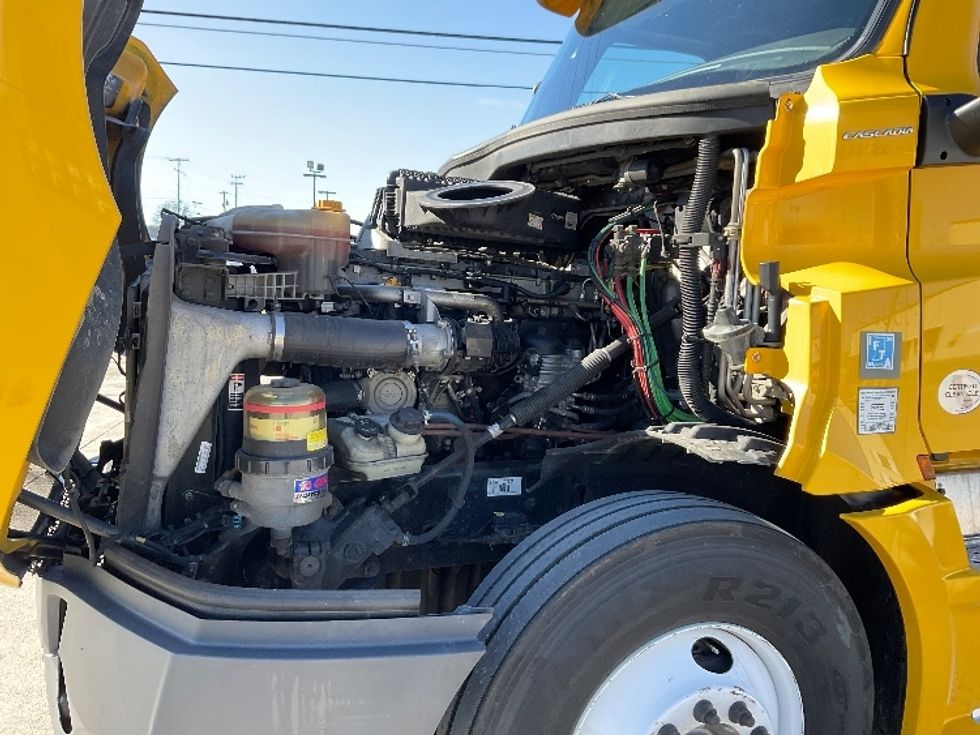 Sleeper Tractor-Heavy Duty Tractors-Freightliner-2019-T12664ST-Morristown-TN-657,232\n\t\tmiles-$ 40,250 - Image 21