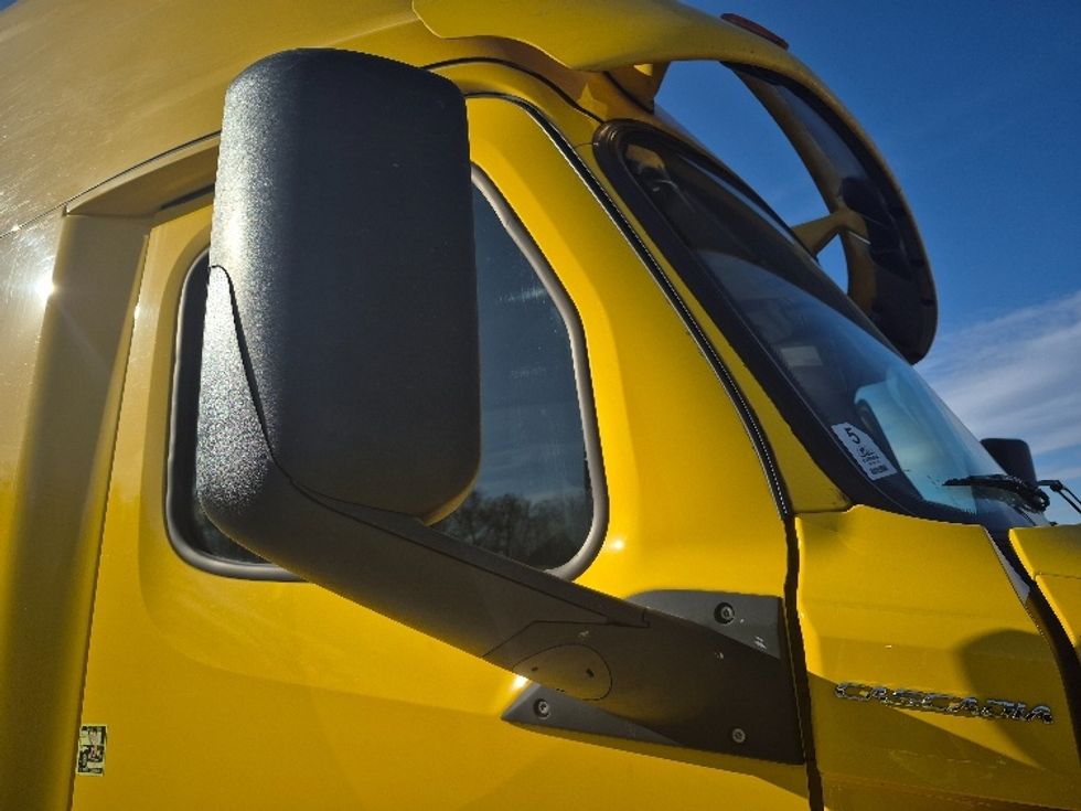 Sleeper Tractor-Heavy Duty Tractors-Freightliner-2019-T12664ST-Morristown-TN-657,232\n\t\tmiles-$ 40,250 - Image 23