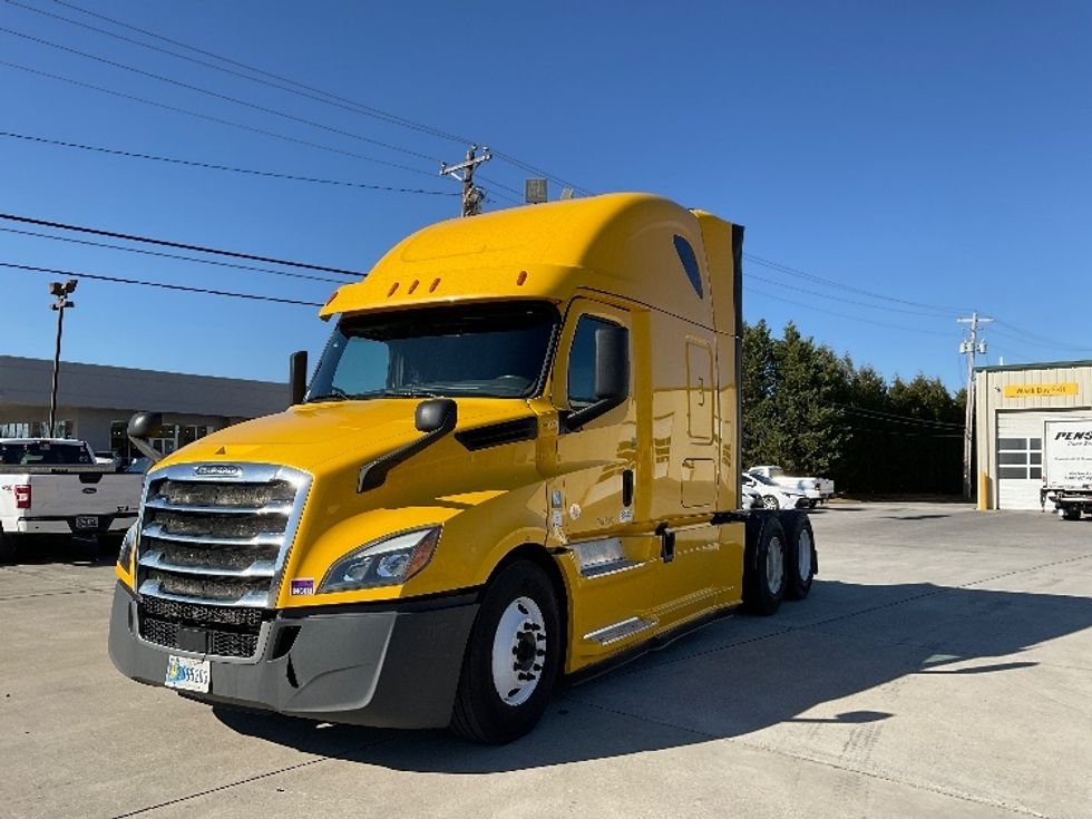 Sleeper Tractor-Heavy Duty Tractors-Freightliner-2019-T12664ST-Morristown-TN-657,232\n\t\tmiles-$ 40,250 - Image 3