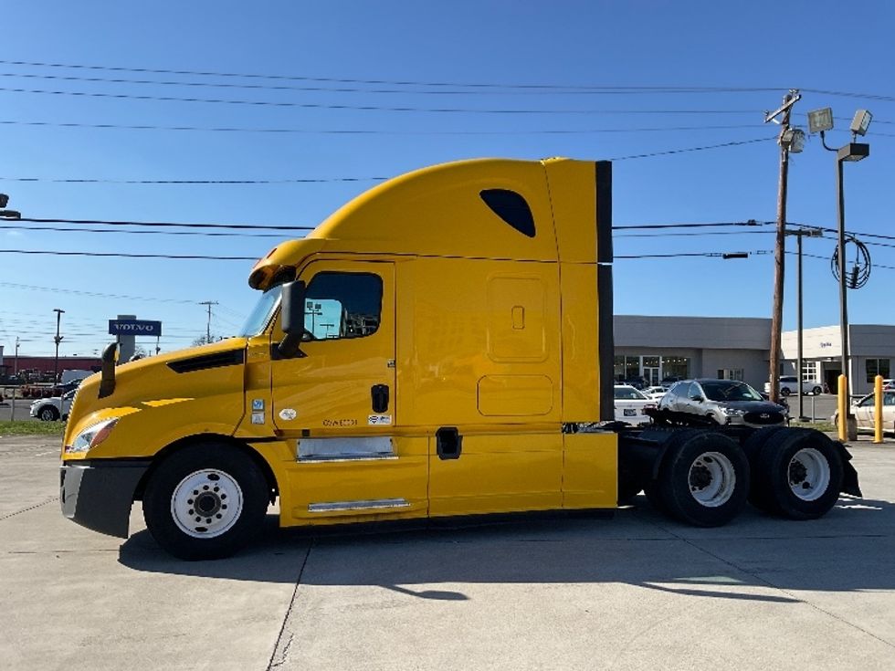 Sleeper Tractor-Heavy Duty Tractors-Freightliner-2019-T12664ST-Morristown-TN-657,232\n\t\tmiles-$ 40,250 - Image 4