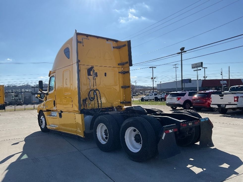 Sleeper Tractor-Heavy Duty Tractors-Freightliner-2019-T12664ST-Morristown-TN-657,232\n\t\tmiles-$ 40,250 - Image 5