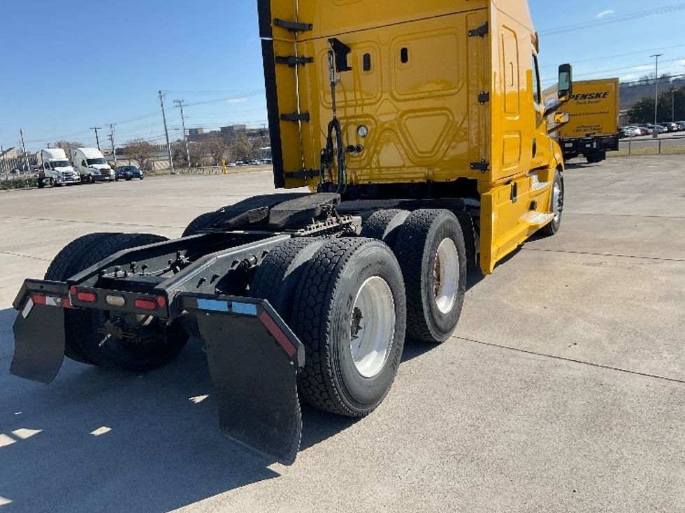 Sleeper Tractor-Heavy Duty Tractors-Freightliner-2019-T12664ST-Morristown-TN-657,232\n\t\tmiles-$ 40,250 - Image 7