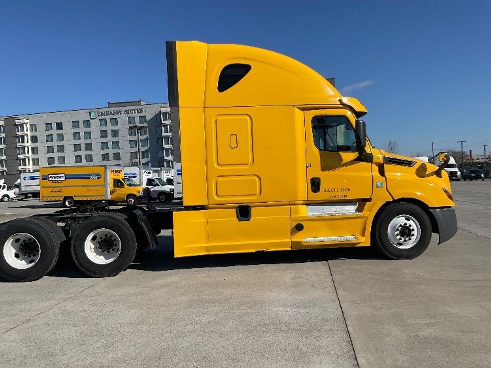 Sleeper Tractor-Heavy Duty Tractors-Freightliner-2019-T12664ST-Morristown-TN-657,232\n\t\tmiles-$ 40,250 - Image 8