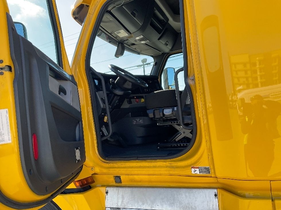 Sleeper Tractor-Heavy Duty Tractors-Freightliner-2019-T12664ST-Morristown-TN-657,232\n\t\tmiles-$ 40,250 - Image 9