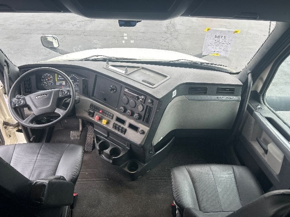 Sleeper Tractor-Heavy Duty Tractors-Freightliner-2019-T12664ST-Mount Pleasant-PA-634,014\n\t\tmiles-$ 44,500 - Image 12