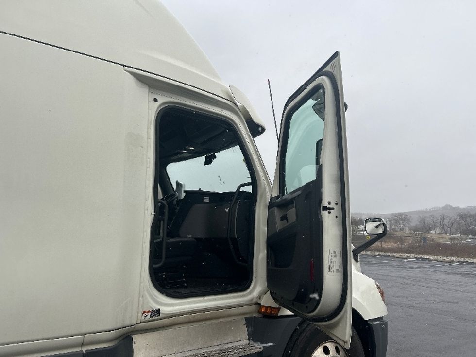 Sleeper Tractor-Heavy Duty Tractors-Freightliner-2019-T12664ST-Mount Pleasant-PA-634,014\n\t\tmiles-$ 44,500 - Image 13