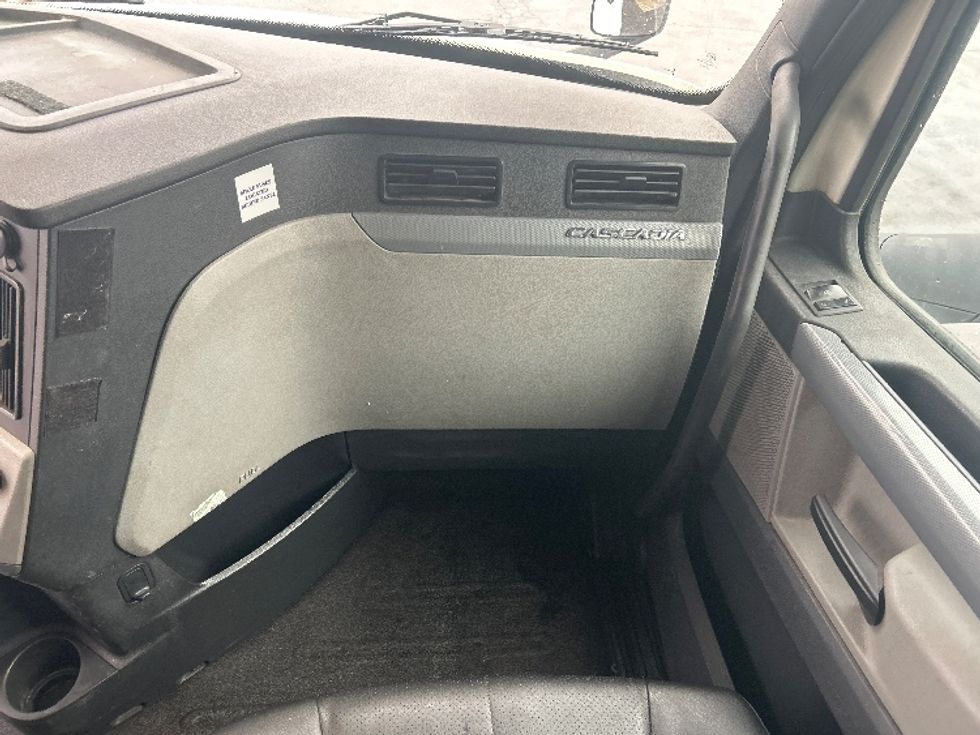 Sleeper Tractor-Heavy Duty Tractors-Freightliner-2019-T12664ST-Mount Pleasant-PA-634,014\n\t\tmiles-$ 44,500 - Image 14